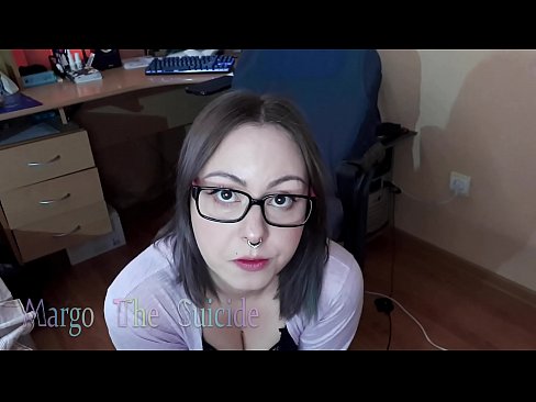 ❤️ Σέξι κορίτσι με γυαλιά πιπιλίζει Dildo βαθιά στην κάμερα Σούπερ πορνό ❌️❤
